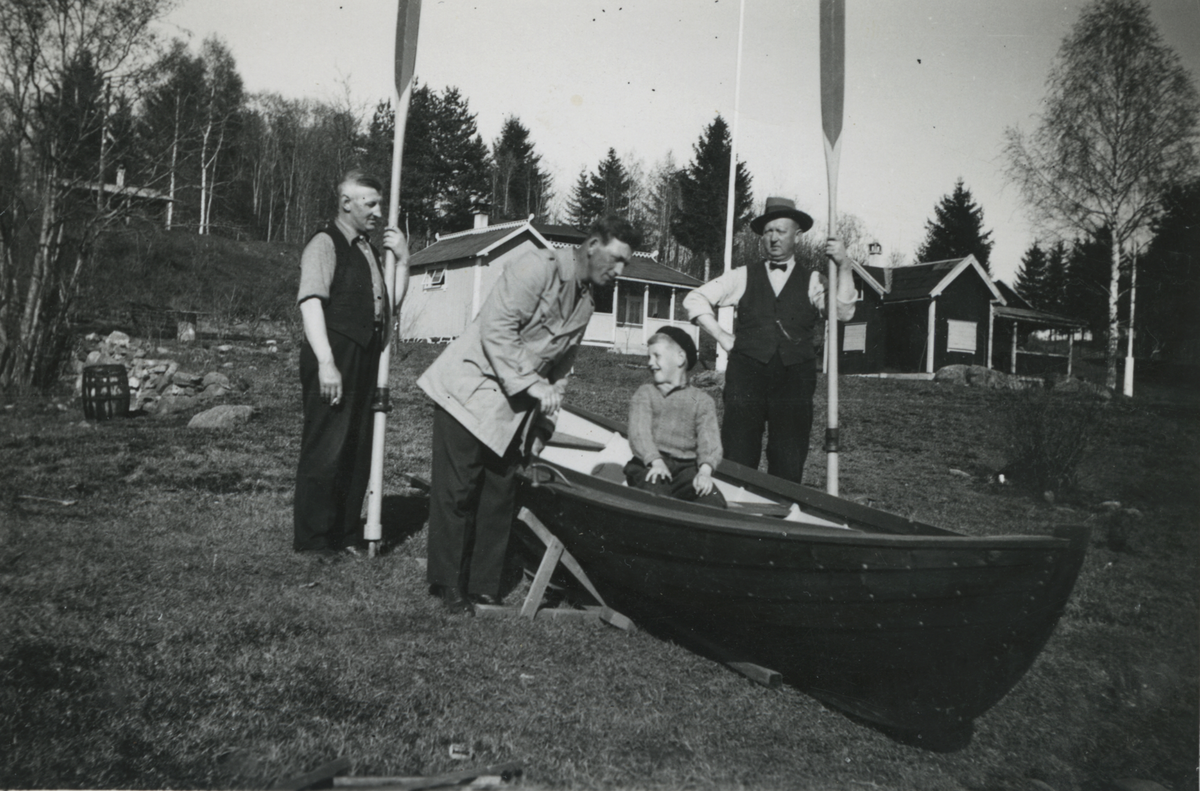 Mjøsbåt bygget for kapproing. Bildet er tatt i 1935, i anledning eierskifte av båten. Peder Pedersen kjøpte båten av Knut Emilsen. Fra venstre sees Ivar Eriksen, Peder Oluf Pedersen (også kalt Per eller «Revy-Per»), Ole Gunnar Østbye. I båten sitter Rolf Åge Pedersen (sønn av Peder/Revy-Per). Rolf Åge fortalte i 2016 at han som femåring var med og rodde båten til familiens hytte på Jessnes/Kråkodden. Fotografen er ukjent.

Båtens første eier, Knut Emilsen (førdt 2. mars 1876), er i folketellingene for Hamar Kjøpstad oppført som brandkonstabel i 1900, bryggeriarbeider i 1910 og kommunearbeider i 1920. Navnet hans dukker opp i en rekke resultatlister for kapproing gjengitt i lokalavisene rundt Hamar.

Båten er en typisk dreggebåt fra Mjøsa bygget av Karl Holland på Hamar. Båten er imidlertid lett og smal. Etter alt å dømme er den bestillt som en rask og lettrodd båt for å hevde seg i kapproing på Mjøsa. På 1920- og 1930tallet var kapproing av bruksbåter utbredt i Hamar og Gjøvik.  i 1928 ble det etablert egne roklubber med kapproing av bruksbåt som formål, Roklubben Start og Gjøvik Roklub. Klubbene hadde utgangspunkt i fiskeforeningene på Hamar og Gjøvik som arrangerte kapproing så tidlig som på 1880-tallet. Kapproing av bruksbåter hentet antagelig inspirasjon fra Hamar Roklub 1881 som praktiserte internasjonal rosport med importerte regattabåter. I tillegg var det en generellt økende interesse for idrett i mange lag av befolkningen.

Båten er registrert i Mjøsbåtarkivert, arkiv nr 51. Den er omtalt i i Nielsen (under trykk) og Skjærbakken (2005). Den er også digitalisert aav Anno museum og gjengitt som 3D modell på Sketchfab.

Kilder
Nielsen, S. S. (under trykk). «Blant de udødelige sportsgrupper» - kapproing av bruksbåt på Mjøsa i mellomkrigstida . I S. S. Nielsen, K. Reinfjord. Ting i Kontekst (s. X-X). Oplandske bokforlag

Personlig kommunikasjon/Rolf Åge Pedersen 18.05.2016

Skjærbakken, E. (2005). Indre østlandets trebåter: langs Glommavassdraget og østlige deler av Drammensvassdraget. Norsk Skogmuseum. 

Mjøsbåtarkivet. www.mjøsbåtarkivet.no