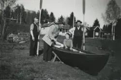 Mjøsbåt bygget for kapproing. Bildet er tatt i 1935, i anledning eierskifte av båten. Peder Pedersen kjøpte båten av Knut Emilsen. Fra venstre sees Ivar Eriksen, Peder Oluf Pedersen (også kalt Per eller «Revy-Per»), Ole Gunnar Østbye. I båten sitter Rolf Åge Pedersen (sønn av Peder/Revy-Per). Rolf Åge fortalte i 2016 at han som femåring var med og rodde båten til familiens hytte på Jessnes/Kråkodden. Fotografen er ukjent.

Båtens første eier, Knut Emilsen (førdt 2. mars 1876), er i folketellingene for Hamar Kjøpstad oppført som brandkonstabel i 1900, bryggeriarbeider i 1910 og kommunearbeider i 1920. Navnet hans dukker opp i en rekke resultatlister for kapproing gjengitt i lokalavisene rundt Hamar.

Båten er en typisk dreggebåt fra Mjøsa bygget av Karl Holland på Hamar. Båten er imidlertid lett og smal. Etter alt å dømme er den bestillt som en rask og lettrodd båt for å hevde seg i kapproing på Mjøsa. På 1920- og 1930tallet var kapproing av bruksbåter utbredt i Hamar og Gjøvik.  i 1928 ble det etablert egne roklubber med kapproing av bruksbåt som formål, Roklubben Start og Gjøvik Roklub. Klubbene hadde utgangspunkt i fiskeforeningene på Hamar og Gjøvik som arrangerte kapproing så tidlig som på 1880-tallet. Kapproing av bruksbåter hentet antagelig inspirasjon fra Hamar Roklub 1881 som praktiserte internasjonal rosport med importerte regattabåter. I tillegg var det en generellt økende interesse for idrett i mange lag av befolkningen.

Båten er registrert i Mjøsbåtarkivert, arkiv nr 51. Den er omtalt i i Nielsen (under trykk) og Skjærbakken (2005). Den er også digitalisert aav Anno museum og gjengitt som 3D modell på Sketchfab.

Kilder
Nielsen, S. S. (under trykk). «Blant de udødelige sportsgrupper» - kapproing av bruksbåt på Mjøsa i mellomkrigstida . I S. S. Nielsen, K. Reinfjord. Ting i Kontekst (s. X-X). Oplandske bokforlag

Personlig kommunikasjon/Rolf Åge Pedersen 18.05.2016

Skjærbakken, E. (2005). Indre østlandets trebåter: langs Glommavassdraget og østlige deler av Drammensvassdraget. Norsk Skogmuseum. 

Mjøsbåtarkivet. www.mjøsbåtarkivet.no