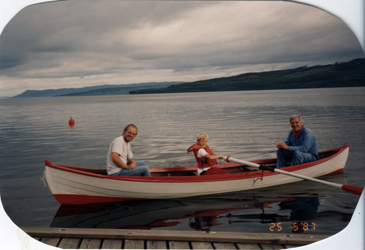 Mjøsbåt bygget for kapproing. På bildet sees Rolf Åge Pedersen (til høyre i båten). Fotografen er ukjent. Båten er en typisk dreggebåt fra Mjøsa bygget av Karl Holland på Hamar, en gang før 1935. Bildet er tatt på Jessnes, Kråkodden, nord for Hamar. Bildet er datostemplet 25 mai 1987 og stemmer sannsynligvis.

Ifølge Pedersen er båten brukt til kapproing på Mjøsa. Båtens egenskaper og andre opplysninger tilsier at det kan stemme. Båten er lett bygget i 10mm gran, og relativt smal (lengde 520cm, bredde 122cm). Båtens første eier, Knut Emilsen (født 2. mars 1876), er i folketellingene for Hamar Kjøpstad oppført som brandkonstabel i 1900, bryggeriarbeider i 1910 og kommunearbeider i 1920. Emilsen dukker opp i resultatlistene for kapproingen som ble omtalt av lokalavisene. Om det er samme båt som ga Emilsen gode resultater i kapproingen kan vi ikke vite, men det er en mulighet.

Båten er registrert i Mjøsbåtarkivet, arkiv nr 51. Den er omtalt i i Nielsen (under trykk) og Skjærbakken (2005). Den er også digitalisert av Anno museum og gjengitt som 3D modell på Sketchfab.

Kilder
Nielsen, S. S. (under trykk). «Blant de udødelige sportsgrupper» - kapproing av bruksbåt på Mjøsa i mellomkrigstida . I S. S. Nielsen, K. Reinfjord. Ting i Kontekst (s. X-X). Oplandske bokforlag

Personlig kommunikasjon/Rolf Åge Pedersen 18.05.2016

Skjærbakken, E. (2005). Indre østlandets trebåter: langs Glommavassdraget og østlige deler av Drammensvassdraget. Norsk Skogmuseum. 

Mjøsbåtarkivet. www.mjøsbåtarkivet.no