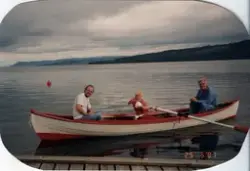 Mjøsbåt bygget for kapproing. På bildet sees Rolf Åge Pedersen (til høyre i båten). Fotografen er ukjent. Båten er en typisk dreggebåt fra Mjøsa bygget av Karl Holland på Hamar, en gang før 1935. Bildet er tatt på Jessnes, Kråkodden, nord for Hamar. Bildet er datostemplet 25 mai 1987 og stemmer sannsynligvis.

Ifølge Pedersen er båten brukt til kapproing på Mjøsa. Båtens egenskaper og andre opplysninger tilsier at det kan stemme. Båten er lett bygget i 10mm gran, og relativt smal (lengde 520cm, bredde 122cm). Båtens første eier, Knut Emilsen (født 2. mars 1876), er i folketellingene for Hamar Kjøpstad oppført som brandkonstabel i 1900, bryggeriarbeider i 1910 og kommunearbeider i 1920. Emilsen dukker opp i resultatlistene for kapproingen som ble omtalt av lokalavisene. Om det er samme båt som ga Emilsen gode resultater i kapproingen kan vi ikke vite, men det er en mulighet.

Båten er registrert i Mjøsbåtarkivet, arkiv nr 51. Den er omtalt i i Nielsen (under trykk) og Skjærbakken (2005). Den er også digitalisert av Anno museum og gjengitt som 3D modell på Sketchfab.

Kilder
Nielsen, S. S. (under trykk). «Blant de udødelige sportsgrupper» - kapproing av bruksbåt på Mjøsa i mellomkrigstida . I S. S. Nielsen, K. Reinfjord. Ting i Kontekst (s. X-X). Oplandske bokforlag

Personlig kommunikasjon/Rolf Åge Pedersen 18.05.2016

Skjærbakken, E. (2005). Indre østlandets trebåter: langs Glommavassdraget og østlige deler av Drammensvassdraget. Norsk Skogmuseum. 

Mjøsbåtarkivet. www.mjøsbåtarkivet.no