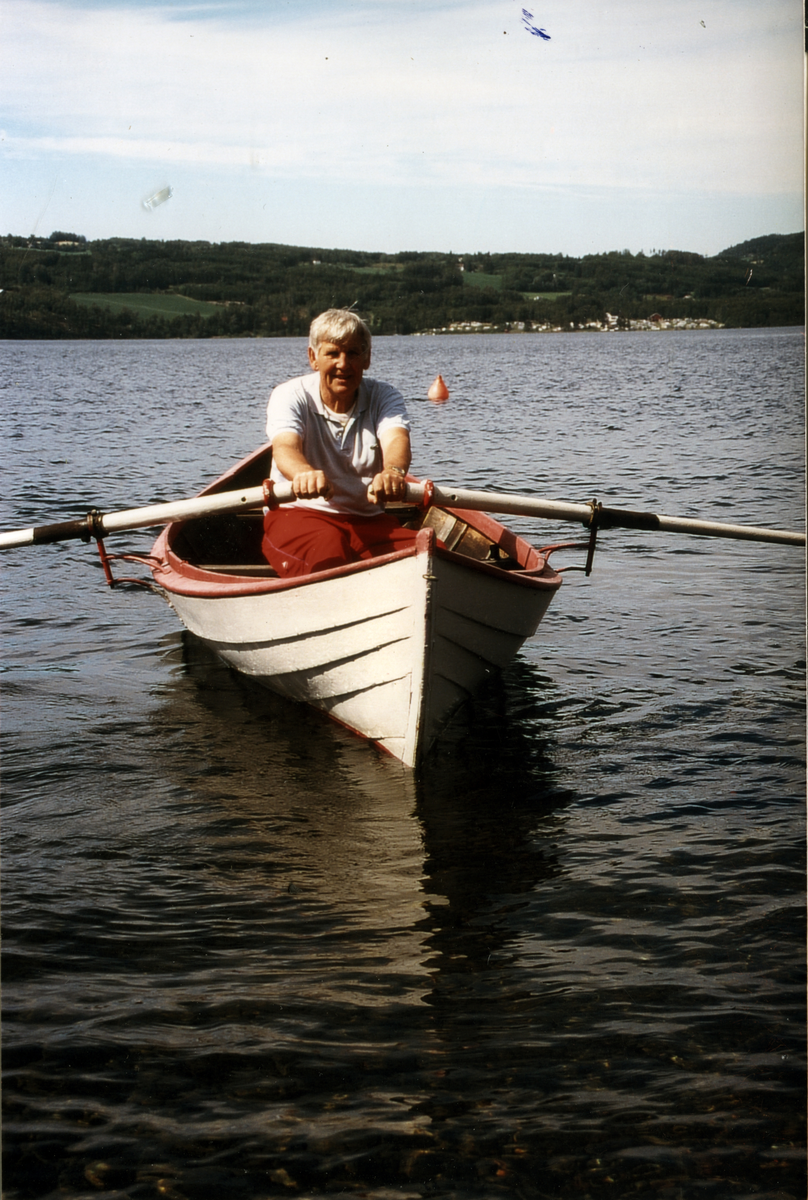 Mjøsbåt bygget for kapproing. På bildet sees Rolf Åge Pedersen. Båten er en typisk dreggebåt fra Mjøsa bygget av Karl Holland på Hamar, en gang før 1935. Bildet viser tydelig utriggere av smijern som var vanlig på mjøsbåtene.
Bildet er tatt på Jessnes, Kråkodden, nord for Hamar, i juni 2000. Foto: Espen Skjærbakken, Anno museum.

Ifølge Pedersen er båten brukt til kapproing på Mjøsa. Båtens egenskaper og andre opplysninger tilsier at det kan stemme. Båten er lett bygget i 10mm gran, og relativt smal (lengde: 520cm, bredde: 122cm). Båtens første eier, Knut Emilsen (født 2. mars 1876), er i folketellingene for Hamar Kjøpstad oppført som brandkonstabel i 1900, bryggeriarbeider i 1910 og kommunearbeider i 1920. Emilsen dukker opp i flere resultatlister for kapproing som ble omtalt av lokalavisene. Om det er samme båt som ga Emilsen gode resultater i kapproingen kan vi ikke vite, men det er en mulighet.

Båten er registrert i Mjøsbåtarkivet, arkiv nr 51. Den er omtalt i i Nielsen (under trykk) og Skjærbakken (2005). Den er også digitalisert av Anno museum og gjengitt som 3D modell på Sketchfab.

Kilder
Nielsen, S. S. (under trykk). «Blant de udødelige sportsgrupper» - kapproing av bruksbåt på Mjøsa i mellomkrigstida . I S. S. Nielsen, K. Reinfjord. Ting i Kontekst (s. X-X). Oplandske bokforlag

Personlig kommunikasjon/Rolf Åge Pedersen 18.05.2016

Skjærbakken, E. (2005). Indre østlandets trebåter: langs Glommavassdraget og østlige deler av Drammensvassdraget. Norsk Skogmuseum. 

Mjøsbåtarkivet. www.mjøsbåtarkivet.no