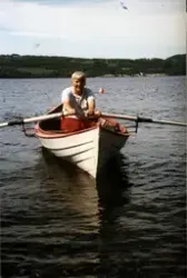 Mjøsbåt bygget for kapproing. På bildet sees Rolf Åge Pedersen. Båten er en typisk dreggebåt fra Mjøsa bygget av Karl Holland på Hamar, en gang før 1935. Bildet viser tydelig utriggere av smijern som var vanlig på mjøsbåtene.
Bildet er tatt på Jessnes, Kråkodden, nord for Hamar, i juni 2000. Foto: Espen Skjærbakken, Anno museum.

Ifølge Pedersen er båten brukt til kapproing på Mjøsa. Båtens egenskaper og andre opplysninger tilsier at det kan stemme. Båten er lett bygget i 10mm gran, og relativt smal (lengde: 520cm, bredde: 122cm). Båtens første eier, Knut Emilsen (født 2. mars 1876), er i folketellingene for Hamar Kjøpstad oppført som brandkonstabel i 1900, bryggeriarbeider i 1910 og kommunearbeider i 1920. Emilsen dukker opp i flere resultatlister for kapproing som ble omtalt av lokalavisene. Om det er samme båt som ga Emilsen gode resultater i kapproingen kan vi ikke vite, men det er en mulighet.

Båten er registrert i Mjøsbåtarkivet, arkiv nr 51. Den er omtalt i i Nielsen (under trykk) og Skjærbakken (2005). Den er også digitalisert av Anno museum og gjengitt som 3D modell på Sketchfab.

Kilder
Nielsen, S. S. (under trykk). «Blant de udødelige sportsgrupper» - kapproing av bruksbåt på Mjøsa i mellomkrigstida . I S. S. Nielsen, K. Reinfjord. Ting i Kontekst (s. X-X). Oplandske bokforlag

Personlig kommunikasjon/Rolf Åge Pedersen 18.05.2016

Skjærbakken, E. (2005). Indre østlandets trebåter: langs Glommavassdraget og østlige deler av Drammensvassdraget. Norsk Skogmuseum. 

Mjøsbåtarkivet. www.mjøsbåtarkivet.no
