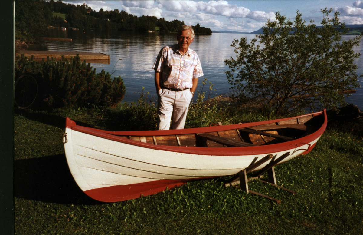 Mjøsbåt bygget for kapproing. På bildet sees Rolf Åge Pedersen. Båten er en typisk dreggebåt fra Mjøsa bygget av Karl Holland på Hamar, en gang før 1935. Bildet er tatt på Jessnes, Kråkodden, nord for Hamar.

Fotografen er ukjent. Bildet er skannet fra en papirkopi. På baksiden er det påskrevet "99" og kan tyde på at bildet er tatt i 1999. Fotopapiret har vannmerke "Kodak Paper".

Denne båten er imidlertid særlig lett bygget og smal. Ifølge Pedersen er den brukt til kapproing på Mjøsa. Båtens egenskaper og andre opplysninger tilsier at det kan stemme. Båtens første eier, Knut Emilsen (født 2. mars 1876), er i folketellingene for Hamar Kjøpstad oppført som brandkonstabel i 1900, bryggeriarbeider i 1910 og kommunearbeider i 1920. Navnet hans dukker opp i en rekke resultatlister for kapproing gjengitt i lokalavisene rundt Hamar. Om det er samme båt som ga Emilsen gode resultater i kapproingen kan vi ikke vite, men det er en mulighet.

Båten er registrert i Mjøsbåtarkivert, arkiv nr 51. Den er omtalt i i Nielsen (under trykk) og Skjærbakken (2005). Den er også digitalisert av Anno museum og gjengitt som 3D modell på Sketchfab.

Kilder
Nielsen, S. S. (under trykk). «Blant de udødelige sportsgrupper» - kapproing av bruksbåt på Mjøsa i mellomkrigstida . I S. S. Nielsen, K. Reinfjord. Ting i Kontekst (s. X-X). Oplandske bokforlag

Personlig kommunikasjon/Rolf Åge Pedersen 18.05.2016

Skjærbakken, E. (2005). Indre østlandets trebåter: langs Glommavassdraget og østlige deler av Drammensvassdraget. Norsk Skogmuseum. 

Mjøsbåtarkivet. www.mjøsbåtarkivet.no