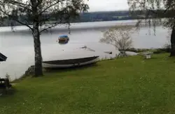 Mjøsbåt med båttak, trukket opp på land under en flom. I bakgrunnen sees en annen klinkbygget båt med blå kalesje. Båten på land er en typisk dreggebåt fra Mjøsa bygget av Karl Holland på Hamar, en gang før 1935. Rundt mjøsa har det vært vanlig å lagre trebåtene med kjølen ned, med egne båttak i tre. Taket beskytter båten mot regnvann og sol, og gjør det enklere å håndtere båten for en person. Ofte er de laget i 4 deler av faspanel, støttet på undersiden av en bjelke som får fra stevn til stevn. Bildet er tatt på Jessnes, Kråkodden, nord for Hamar. Ukjent fotograf.

Ifølge eier av båten, Rolf Åge Pedersen, er båten vi ser på land brukt til kapproing på Mjøsa. Båtens egenskaper og andre opplysninger tilsier at det kan stemme. Båten er lett bygget i 10mm gran, og relativt smal (lengde: 520cm, bredde: 122cm). Båtens første eier, Knut Emilsen (født 2. mars 1876), er i folketellingene for Hamar Kjøpstad oppført som brandkonstabel i 1900, bryggeriarbeider i 1910 og kommunearbeider i 1920. Emilsen dukker opp i resultatlistene for kapproingen som ble omtalt og publisert i lokalavisene. Om det er samme båt som ga Emilsen gode resultater i kapproingen kan vi ikke vite, men det er en mulighet.

Båten er registrert i Mjøsbåtarkivet, arkiv nr 51. Den er omtalt i i Nielsen (under trykk) og Skjærbakken (2005). Den er også digitalisert av Anno museum og gjengitt som 3D modell på Sketchfab.

Kilder
Nielsen, S. S. (under trykk). «Blant de udødelige sportsgrupper» - kapproing av bruksbåt på Mjøsa i mellomkrigstida . I S. S. Nielsen, K. Reinfjord. Ting i Kontekst (s. X-X). Oplandske bokforlag

Personlig kommunikasjon/Rolf Åge Pedersen 18.05.2016

Skjærbakken, E. (2005). Indre østlandets trebåter: langs Glommavassdraget og østlige deler av Drammensvassdraget. Norsk Skogmuseum. 

Mjøsbåtarkivet. www.mjøsbåtarkivet.no