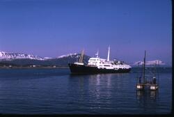 Hurtigruteskipet MS Lofoten (1963) på veg gjennom Sortlandssundet