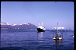 Hurtigruteskipet MS Lofoten (1963) på veg gjennom Sortlandssundet