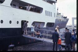 Passasjerer går fra borde fra hurtigruteskipet MS Finnmarken (1956) en gang på 1970-1980-tallet