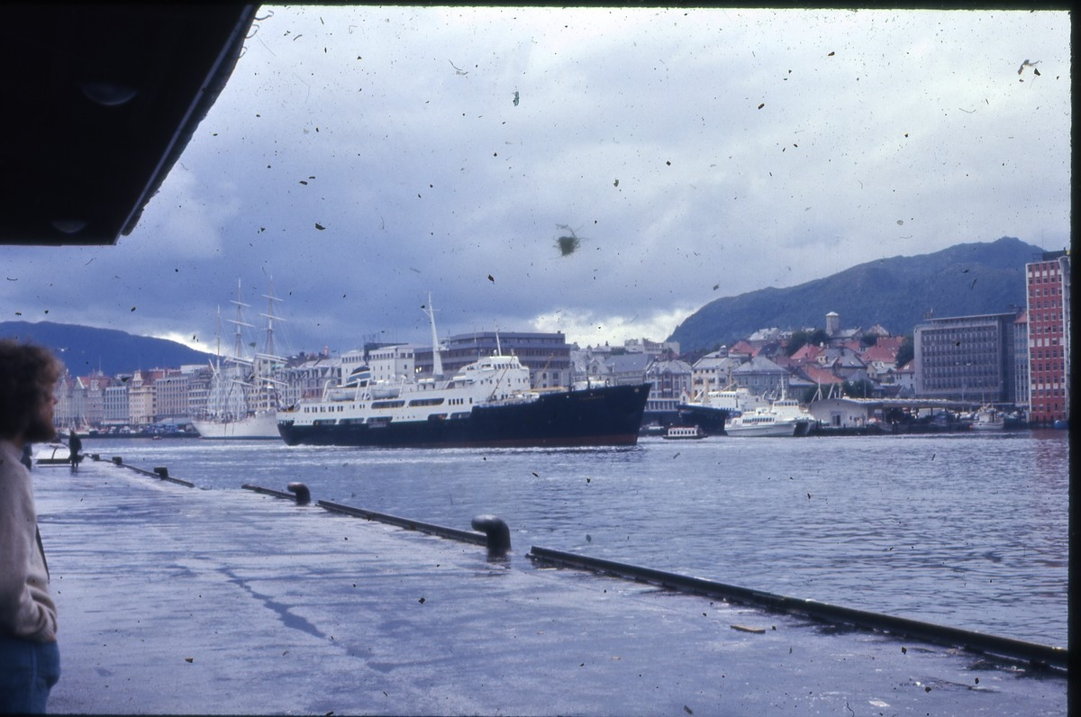 Hurtigruteskipet MS Finnmarken (1956) i havna i Bergen