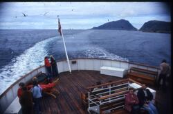 Folk nyter reisen på flaggdekket ombord hurtigruteskipet MS Finnmarken (1956)