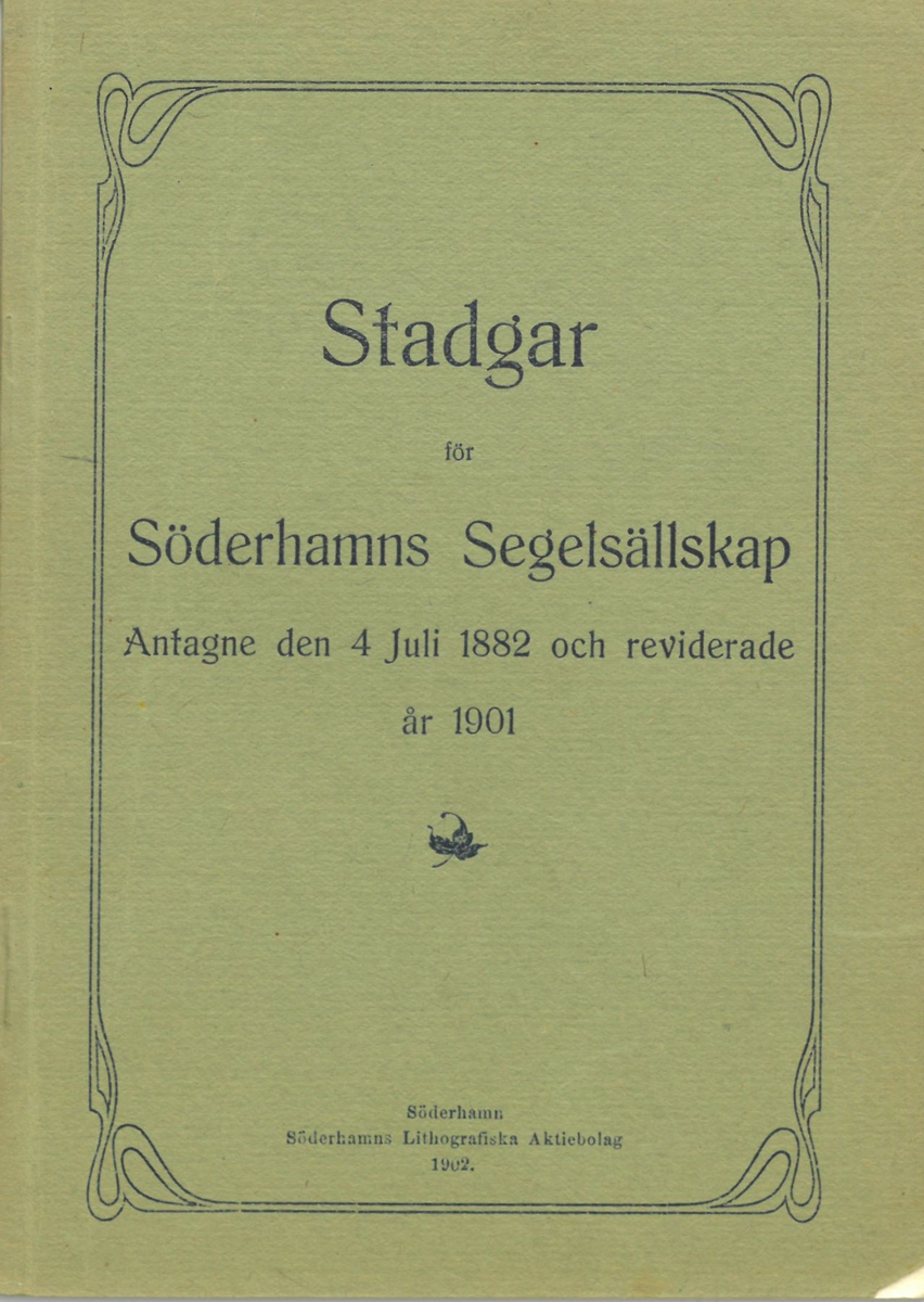 Stadgar antagna vid föreningens bildande 4 juli 1882, reviderade 1901. Innehåller stadgar samt seglingsregler för Söderhamns segelsällskap. För fullständig version se nedladdningsbar PDF nedan.

Tryckt av Söderhamns Lithografiska aktiebolag 1902.