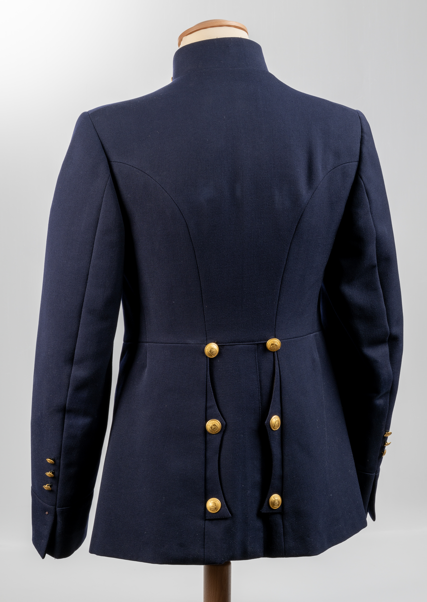 Uniformsjacka. Mörkblå. Enkel knäppning framtill med åtta knappar. På nedre delen av ärmarna tre mindre knappar. Sprund baktill med sex knappar. Alla uniformsknappar förgyllda och präglade med Växjö stadsvapen (år 1926-39). Kragmärke på var sida av ståndkragen, en förgylld kunglig krona med kudde.