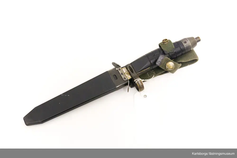 Bajonett m/1965 för AK4 och AK5, med fodral. Bajonettens längd är 31 cm. Den är märkt tre kronor.
