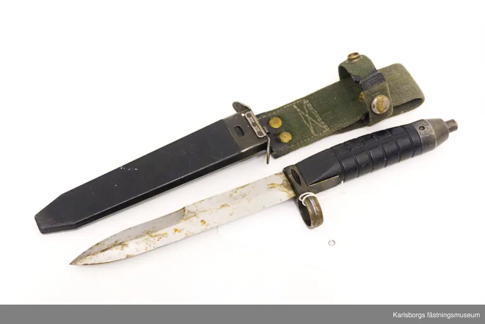 Bajonett m/1965 för AK4 och AK5, med fodral. Bajonettens längd är 31 cm. Den är märkt tre kronor.