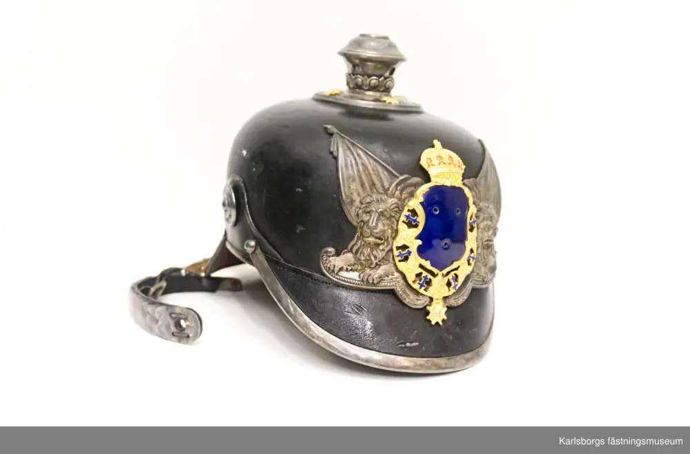 Hjälm m/1885 med plym för officer vid trängkåren.