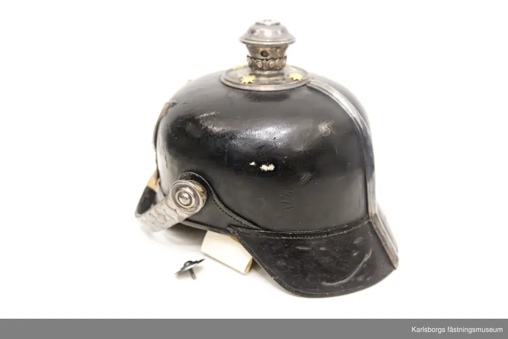 Hjälm m/1885 med plym för officer vid trängkåren.