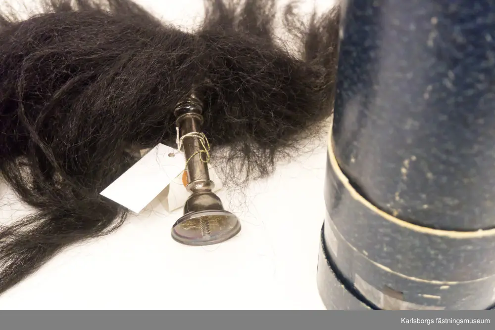 Hjälm m/1885 med plym för officer vid trängkåren.
