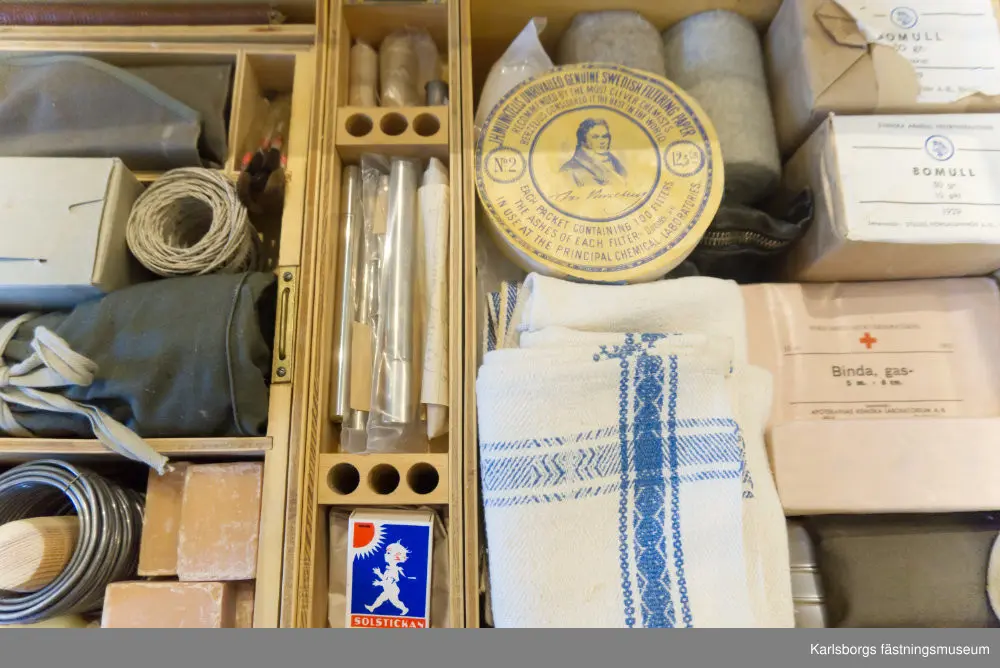 Kista med veterinärutrustning för häst, uppskattad från 1960-1970-talen. Veterinärkistan innehåller bandage och gips, borstar, instrument, ljus, tändstickor, termometrar, säkerhetsnålar, två stycken handdukar, två stycken kanyler, två stycken skedar, tvålar, bomull, trattar, portfölj med anteckningsblock, anteckningshäften mm. Ett verktyg som tycks ha tillkommit till kistan på senare tid är en äldre tysk militärficklampa, Daimon Telko, uppskattat från 1930-1940-talen. En del av utrustningen fattas, bland annat gummihandskar, elastiskt bandage för hästens ben, rekondspruta 10ml, bägare i emalj 100ml och ljusstake. Vissa sprickor finns i botten. Veterinärkistan togs ut på fält ihop med militären och deras hästar.