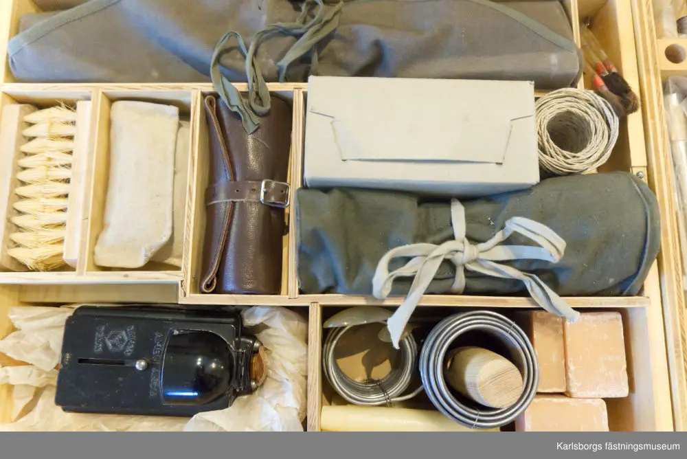 Kista med veterinärutrustning för häst, uppskattad från 1960-1970-talen. Veterinärkistan innehåller bandage och gips, borstar, instrument, ljus, tändstickor, termometrar, säkerhetsnålar, två stycken handdukar, två stycken kanyler, två stycken skedar, tvålar, bomull, trattar, portfölj med anteckningsblock, anteckningshäften mm. Ett verktyg som tycks ha tillkommit till kistan på senare tid är en äldre tysk militärficklampa, Daimon Telko, uppskattat från 1930-1940-talen. En del av utrustningen fattas, bland annat gummihandskar, elastiskt bandage för hästens ben, rekondspruta 10ml, bägare i emalj 100ml och ljusstake. Vissa sprickor finns i botten. Veterinärkistan togs ut på fält ihop med militären och deras hästar.