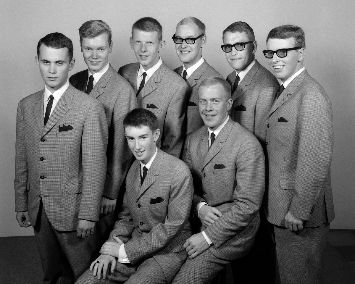 Populära Bergstens orkester i Linköpingsfotografen Arne Gustafssons ateljé. Vid kapellmästare Stig Bergstens sida kan vi namnge Roger Wiberg, Bo Örtenvik, Lars Lindh och Owe Köhler samt längst till höger Håkan Kastbom.