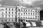 Stora hotellet i Linköping omkring 1950. Byggnaden uppfördes ursprungligen 1852 efter ritningar av Jonas Jonsson. Hotellets översta våningsplan tillkom 1893. Den synliga västra fasaden vetter mot Stora torget som efter bilismens intåg fick tjäna parkeringsyta.