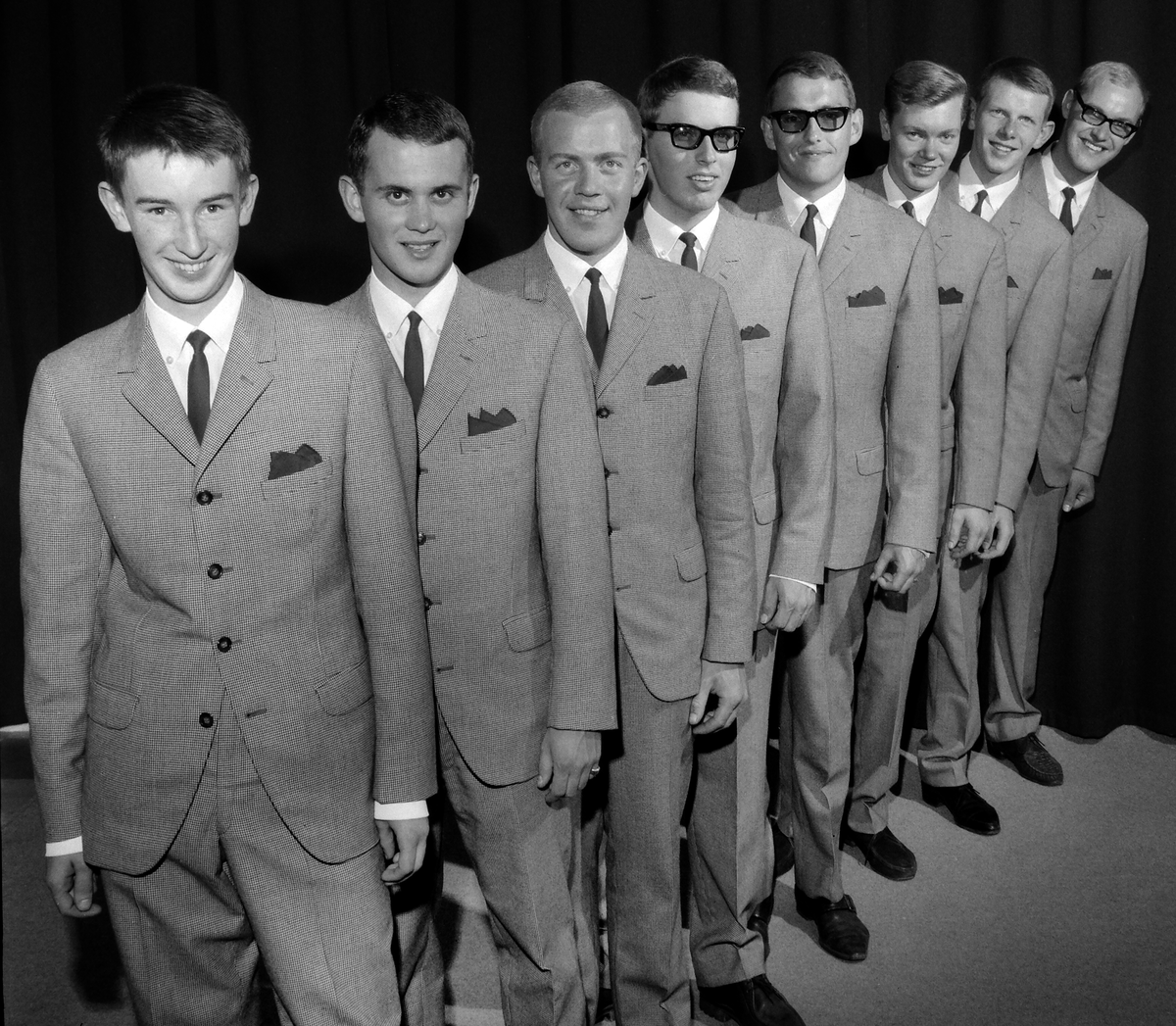 Populära Bergstens orkester i Linköpingsfotografen Arne Gustafssons ateljé. Vid kapellmästare Stig Bergstens sida kan vi namnge Roger Wiberg, Bo Örtenvik, Lars Lindh och Owe Köhler samt längst till höger Håkan Kastbom.