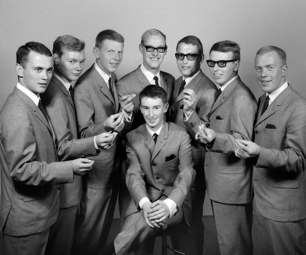 Populära Bergstens orkester i Linköpingsfotografen Arne Gustafssons ateljé. Vid kapellmästare Stig Bergstens sida kan vi namnge Roger Wiberg, Bo Örtenvik, Lars Lindh och Owe Köhler samt längst till höger Håkan Kastbom.