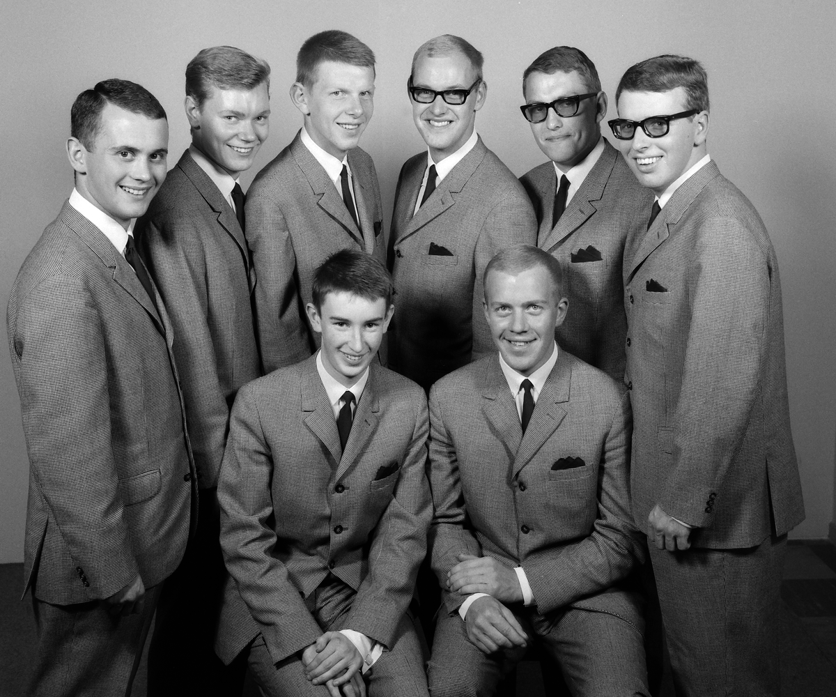 Populära Bergstens orkester i Linköpingsfotografen Arne Gustafssons ateljé. Vid kapellmästare Stig Bergstens sida kan vi namnge Roger Wiberg, Bo Örtenvik, Lars Lindh och Owe Köhler samt längst till höger Håkan Kastbom.