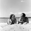 Märkbart förälskade i Varamobadens sand och sol. Linköpingsparet Hjördis Gustavsson och Stig Halldén på sommarutflykt 1938.