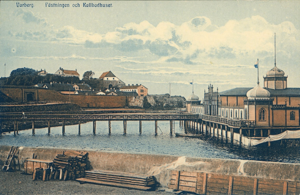 Bild 1: Kolorerat vykort, "Varberg. Fästningen och Kallbadhuset.", Adolf Kindvalls Bokhandel. Utsnitt av bild 2, där även varmbadhuset till vänster är med.
Bild 2: Brevkort, "Varbergs hafsbad".
Bilden är tagen från piren efter 1902 eftersom det nya kallbadhuset till höger är uppfört. Det gamla låg lite längre bort och förstördes i en storm på Annandag jul 1902. I mitten ses Varbergs fästning.