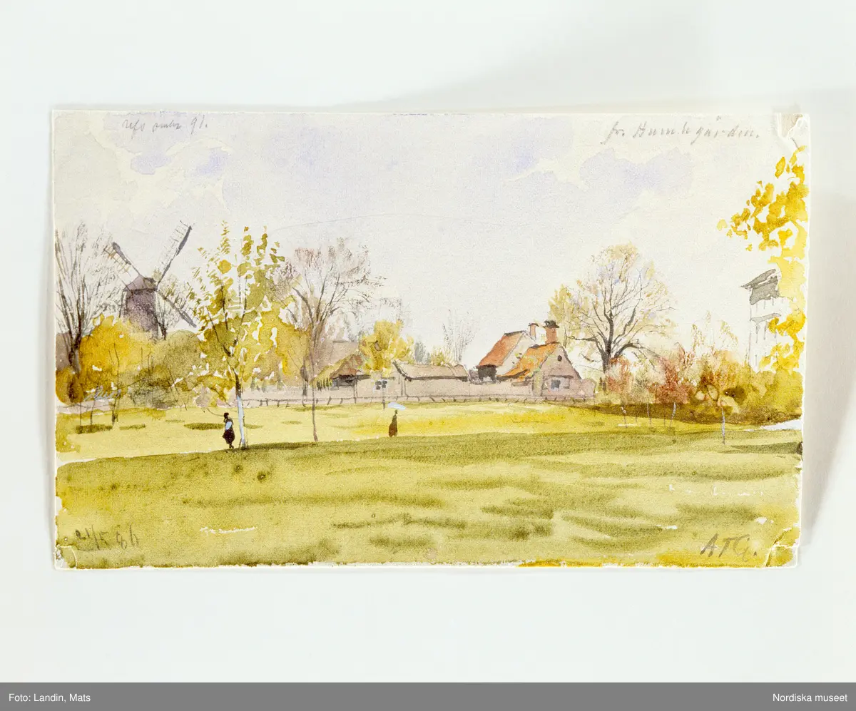 A T Gellerstedts akvareller, tillfällig utställning på Nordiska museet 7 april 2001. Akvarell från 21 maj 1886,  "refs omkr 91".Humlegården vid nuvarande Runebergsplan. T h Spåkvinnan, mamsell Arfvidssons hus. Kvarnen revs för att ge plats åt Engelberktskyrkan.