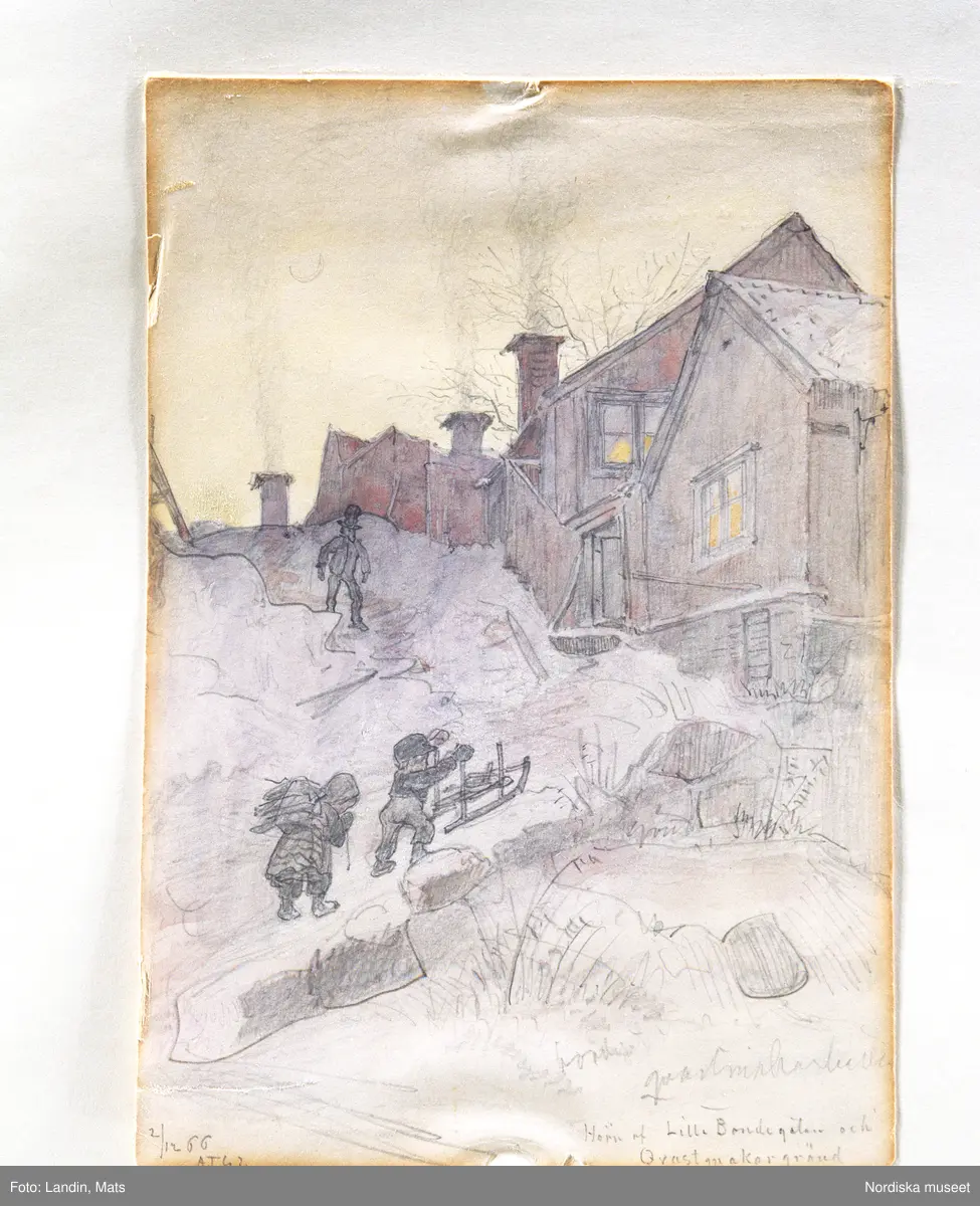 A T Gellerstedts akvareller, tillfällig utställning på Nordiska museet 7april 2001. Akvarell från december 1866.
Hörn af Lilla Bondegatan (nuv. Åsögatan) och Qvastmakargränd, Södermalm.
Barn med kälke och ved.