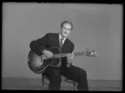 Mansporträtt, gitarr.
Stig Brickman, Hillsta. Hallstahmmar.
Ur Gustaf Åhmans samling.
