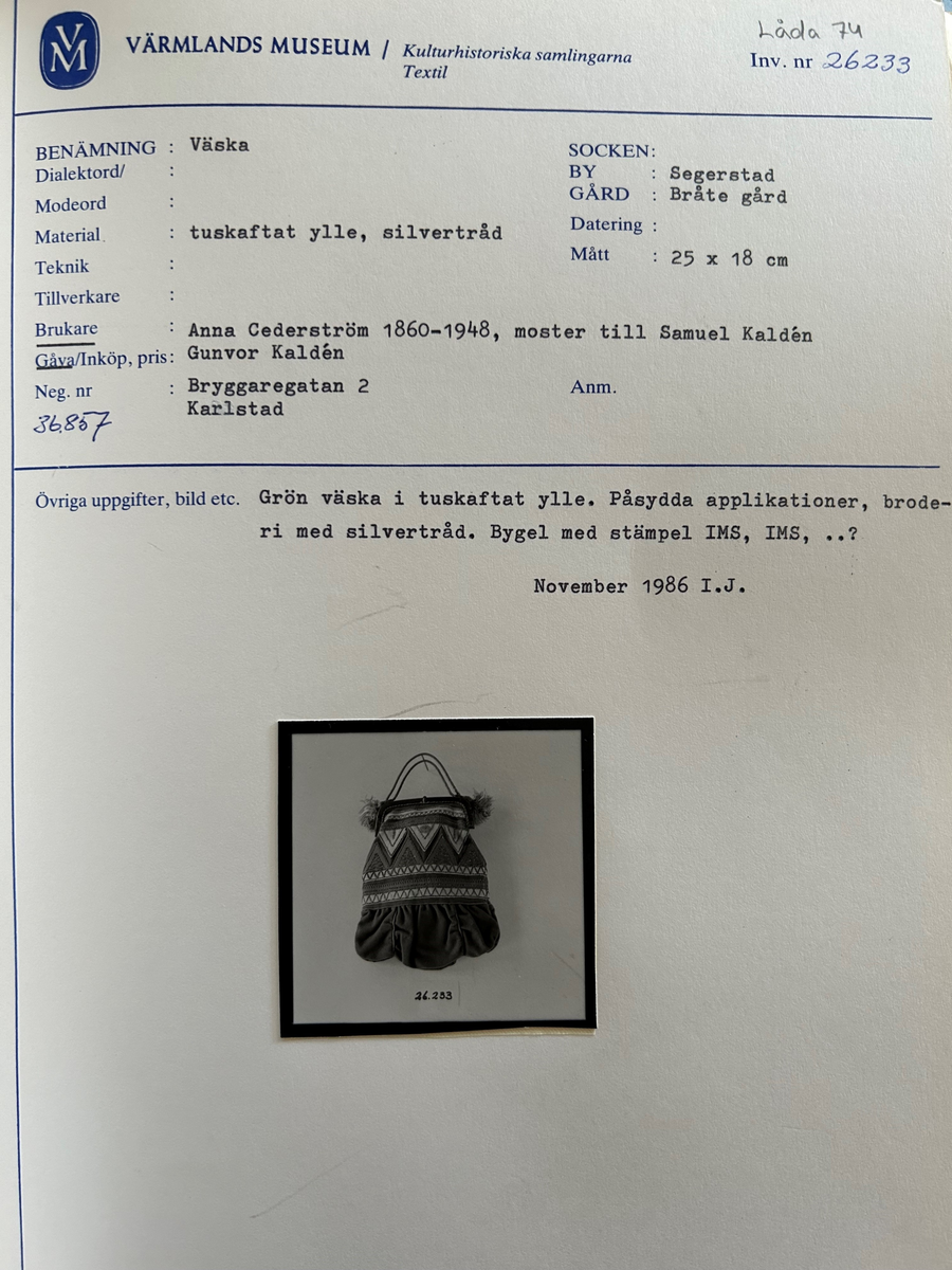 Av grönt tuskaftat ylle. Påsydda applikationer, broderi med silvertråd.