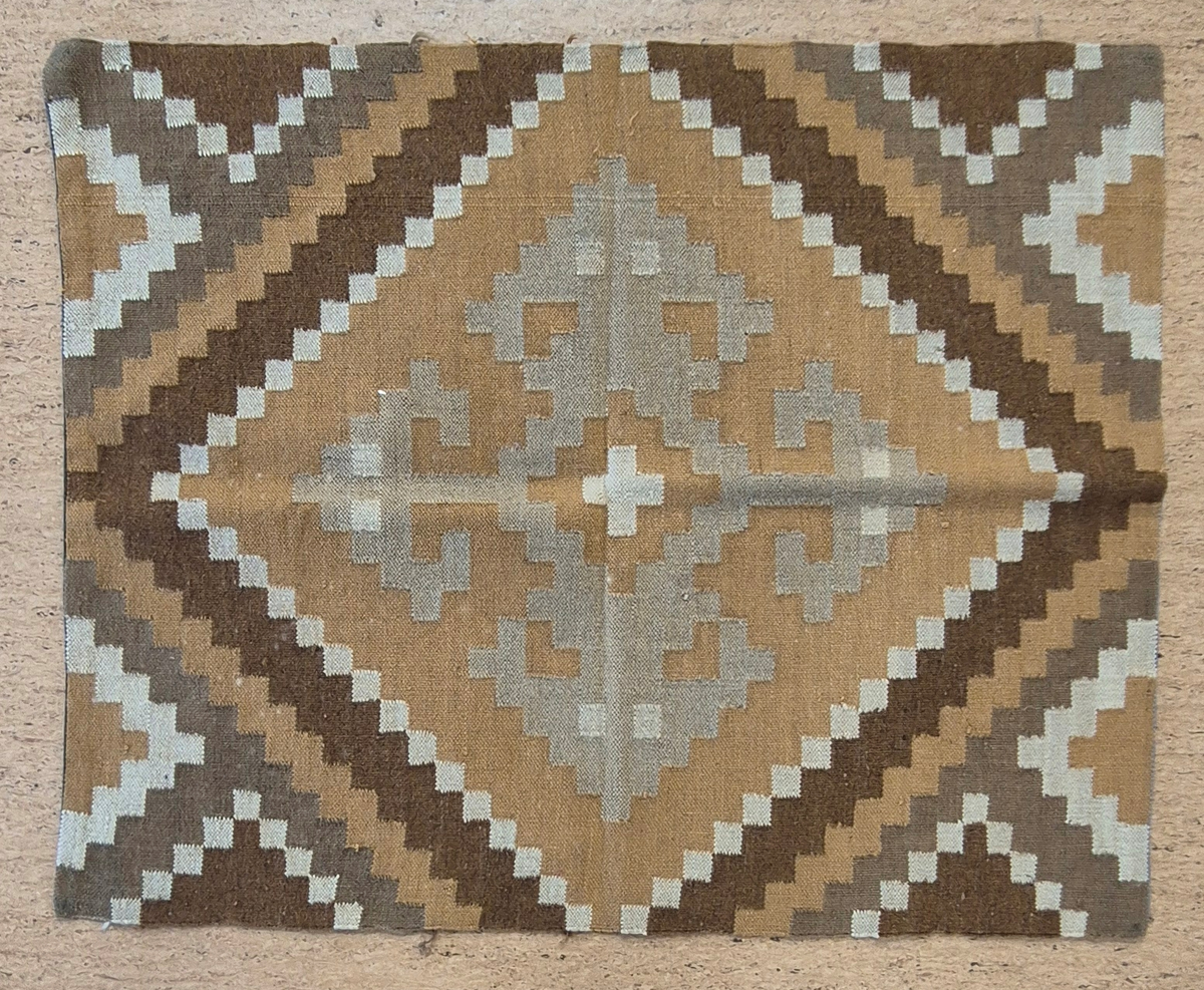 Del av ett kuddfodral. Motivet heter Dalsland. Mönstret vävdes upp i flera olika vävar, som kuddar, draperier och mattor.