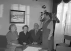 Mr. Clare kommer hem från USA efter 56 år till systrarna på Gustavsgatan. Maj 1950