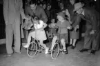 Cykeltävling för barn på Rotundan den 30 maj 1950