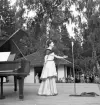 Operasångerska Dora Lindgren sjunger i Furuvik den 11 juni 1950