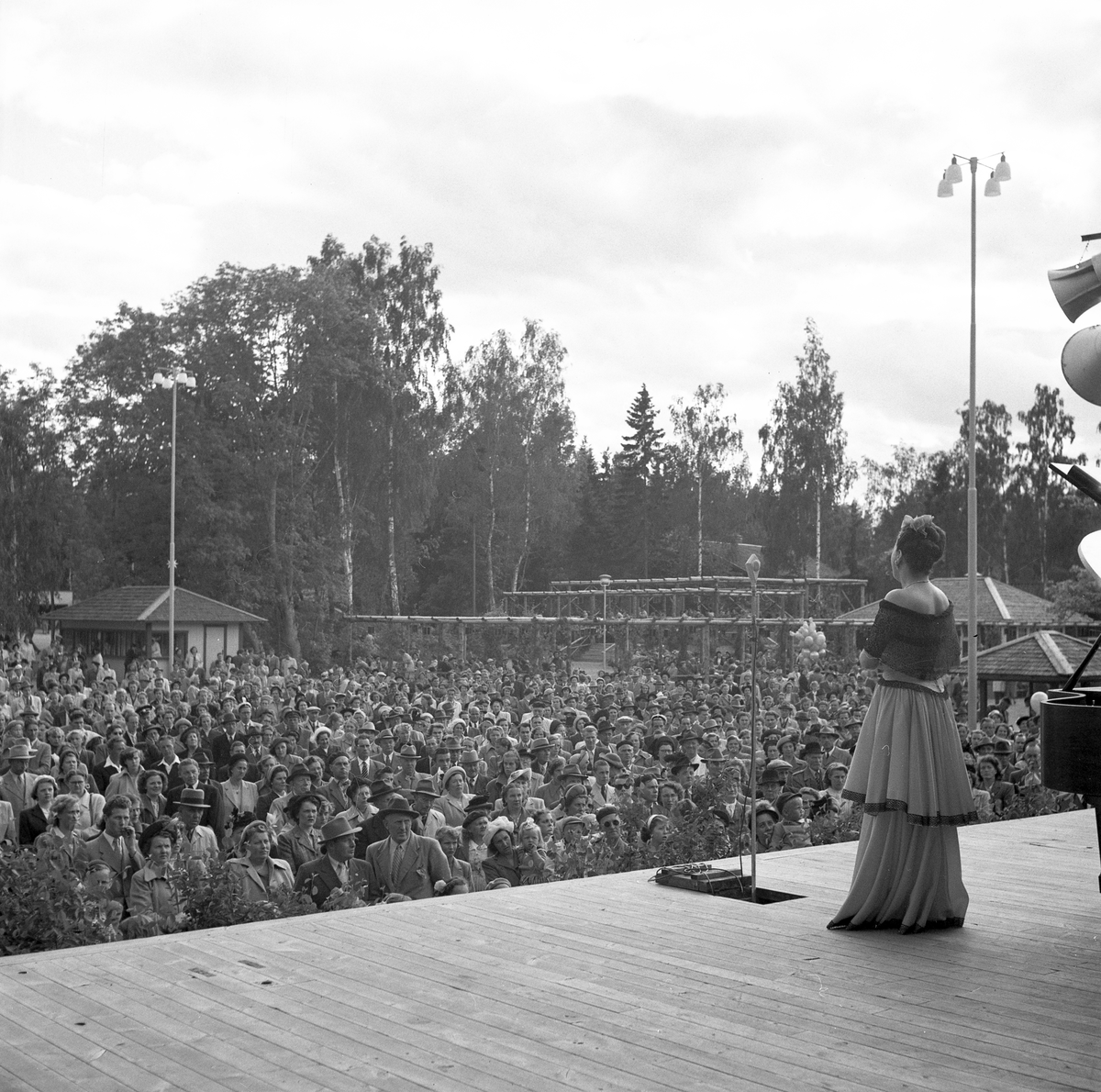 Operasångerska Dora Lindgren sjunger i Furuvik den 11 juni 1950