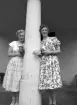 Storvik-Hammarby. Kvinnor vid stolpe. Den 8 juni 1950