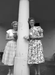 Storvik-Hammarby. Kvinnor vid stolpe. Den 8 juni 1950