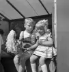 Regementets dag 24 juni 1950. Två barn på åhörarbänken.
