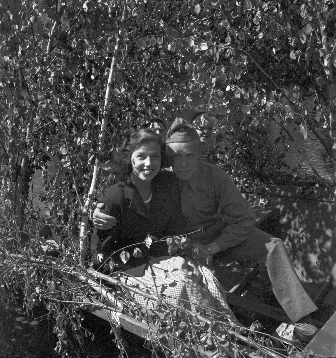 Regementets dag, 24 juni 1950. Ett par i dungen.