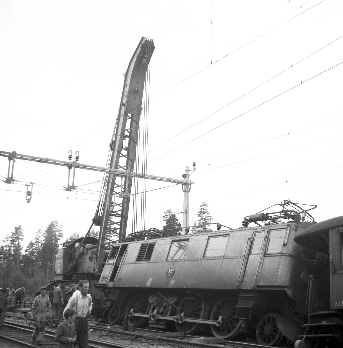 Tågolycka vid Forsbacka station den 16 juli 1950. Bärgning av lok vid olyckan den 17 juli 1950