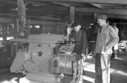Gävle Galvan, 20 oktober 1949. Interiör av verkstad
Gavleverken AB, GA Plagan AB ursprungligen Lindahl & Runers Mekaniska Verkstad.
1893 till Gefle Verkstäder AB. 1910 ombildades till Gefle Verkstads & Gjuteri AB, 1924 med namnet AB Gavleverket. Företaget köptes upp 1953 av Gävle Galvan grundare och ägare Arne Sjöström, som 1956 sålde Galvaniseringsfabriken