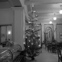 Juletre i Erichsens Cafe og Konditori og Bakklandet menighet