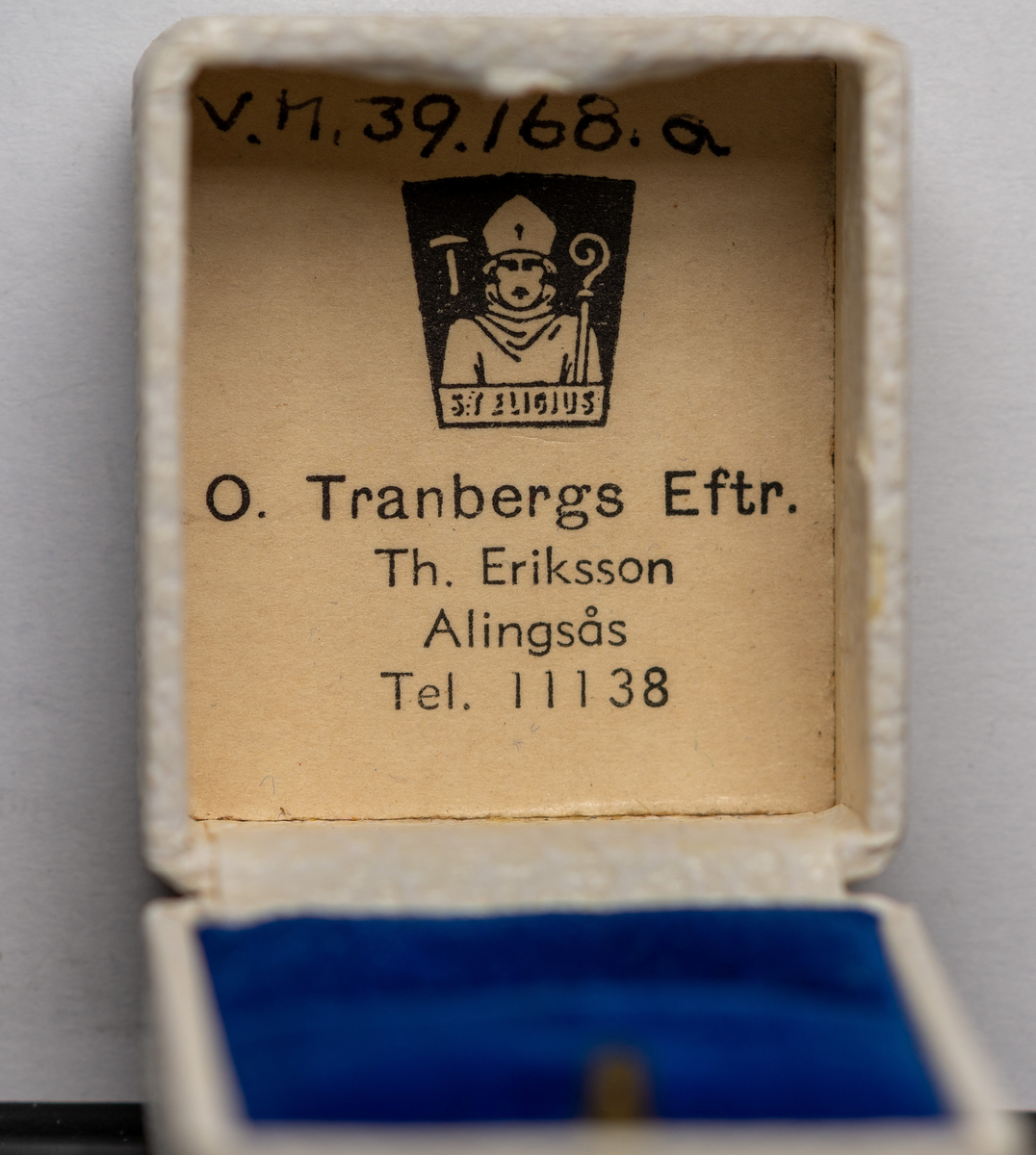 Örringar, ett par, i silver. Platta. Stämplar längst ner i ringen. Se bild.