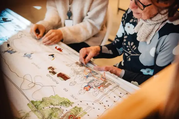 to personar broderer på Vinjerevla