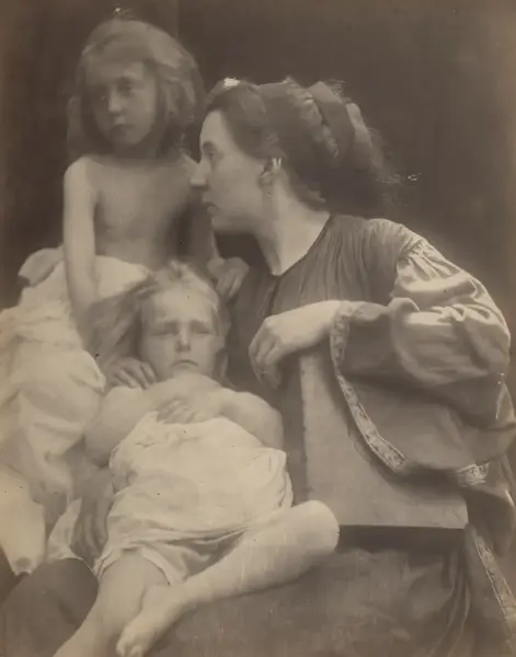 Portrett av en kvinne og to barn, jentebarna er kledd i hvitt klede. 