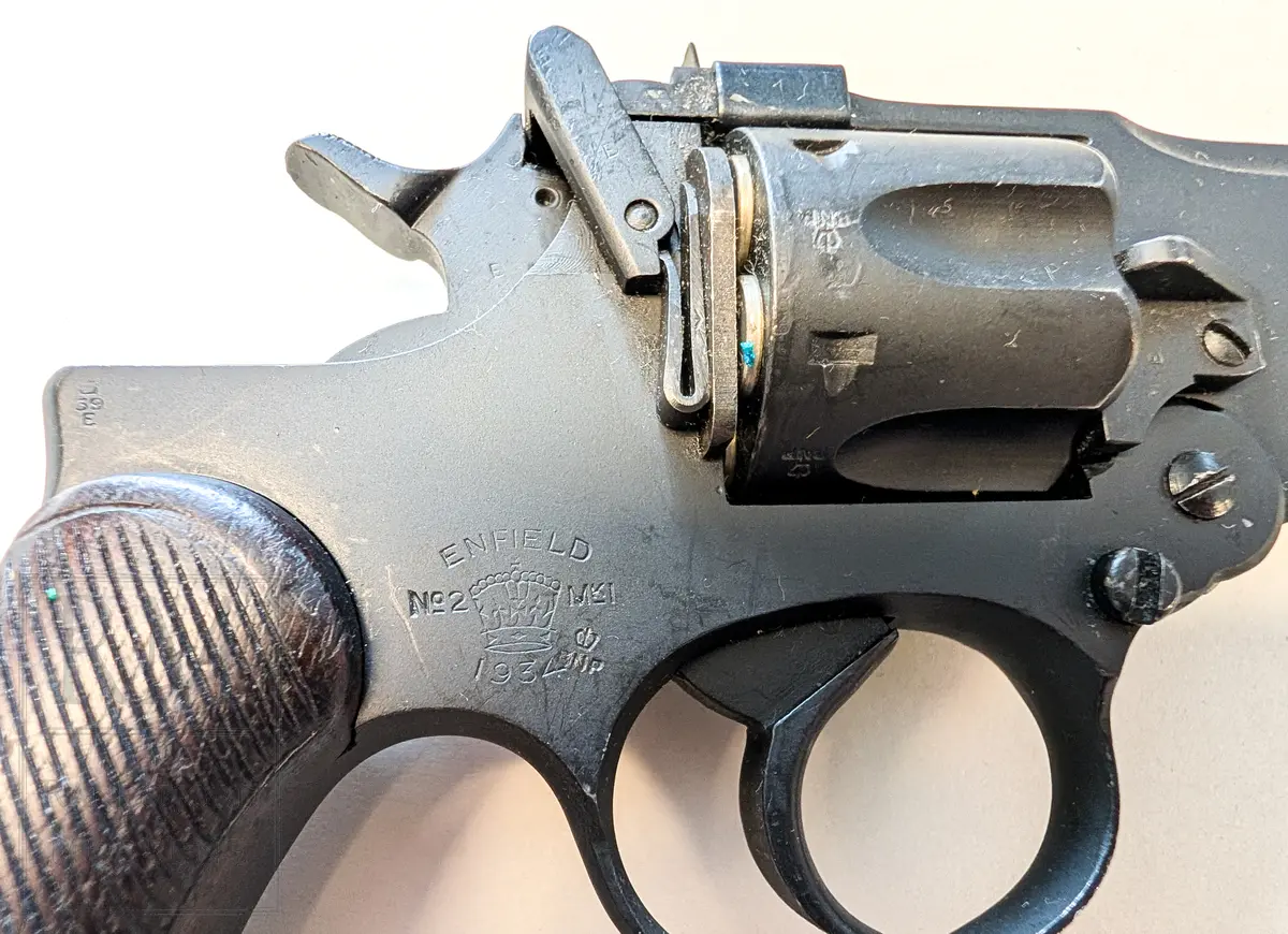 Svart metall. Hylster m belte i kakifarget lerret. Kaliber 38 ACP.