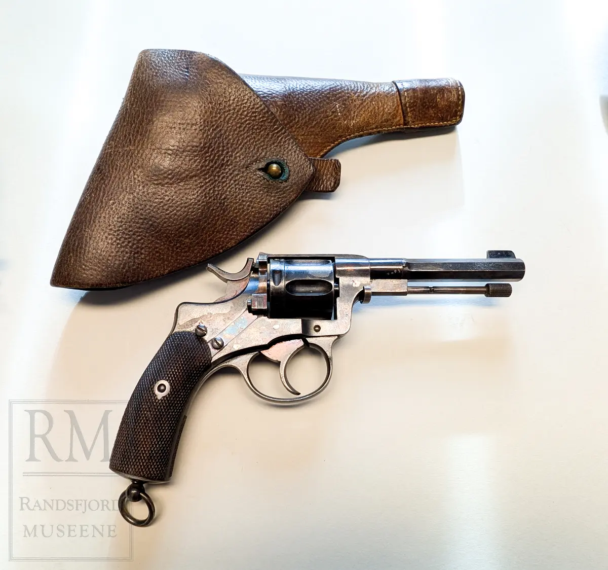 Nagant revolver med hylster i brunt lær. Model 1893 (?) 